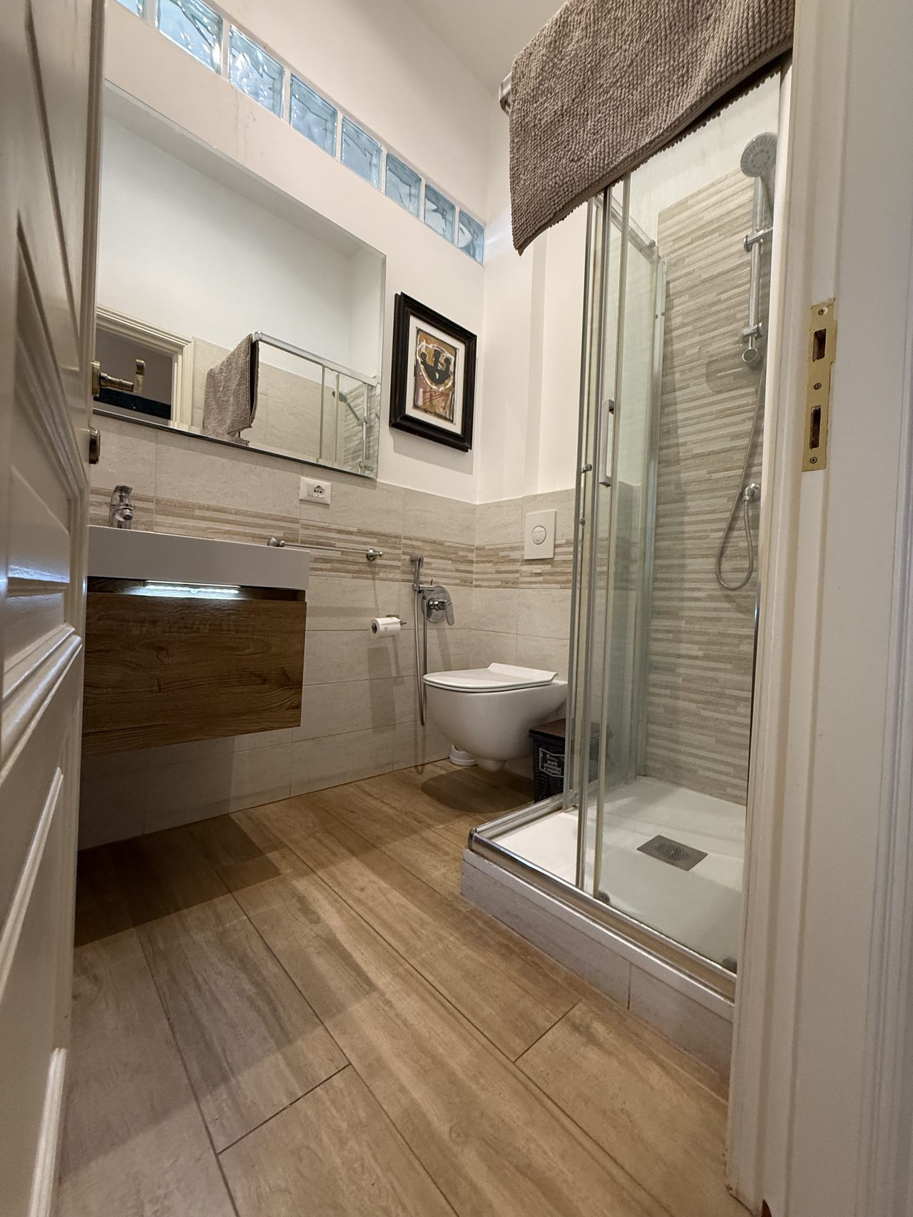 Il bagno privato con doccia, lavabo e WC